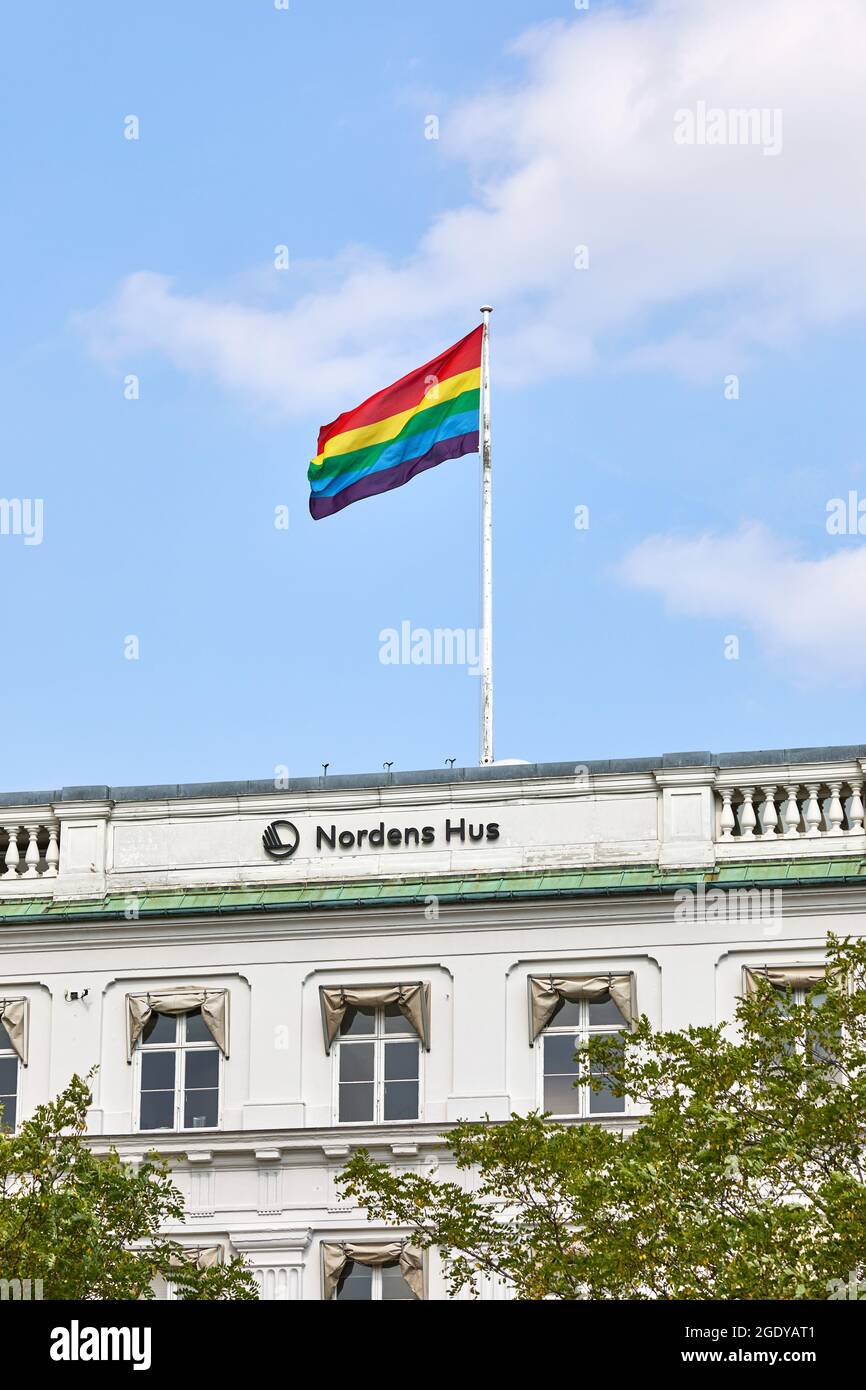 Bandiera arcobaleno in cima a Nordens Hus (Consiglio nordico e Consiglio nordico dei ministri); Ved Stranden, Copenaghen, Danimarca Foto Stock
