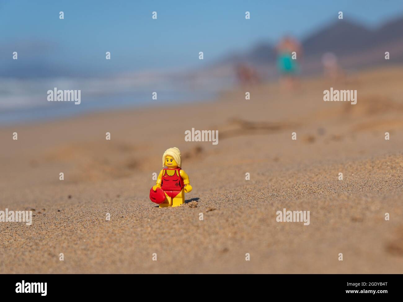 Bagnino LEGO minifigura sulla spiaggia Foto Stock