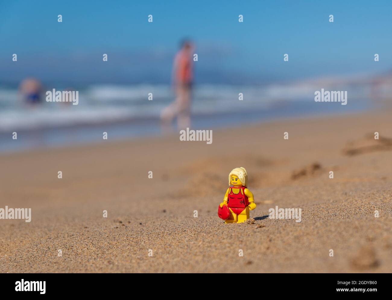 Bagnino LEGO minifigura sulla spiaggia Foto Stock