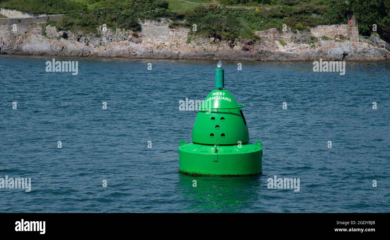 St Mawes, Cornovaglia, Inghilterra, Regno Unito. 2021. Navigazione laterale a dritta verde marcatore bouy nel mare al largo di St Mawes sud Cornovaglia, Regno Unito. Foto Stock