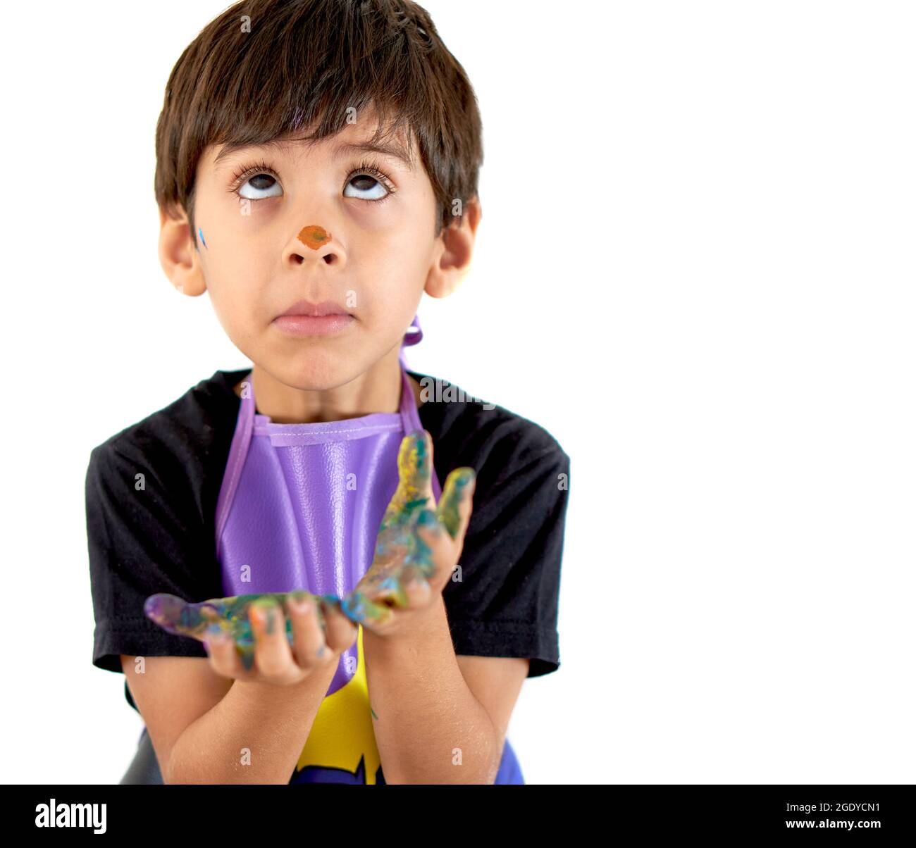 baccello per bambini e sguardo con naso e mani verniciati. orizzontale, sfondo bianco e spazio per la copia Foto Stock