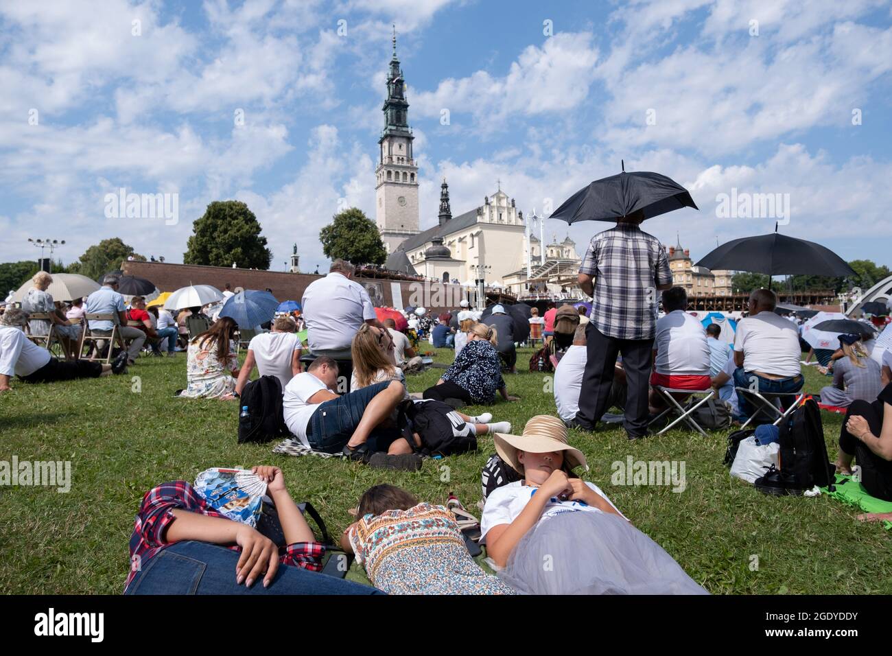 Czestochowa, Polonia. 15 agosto 2021. Molti pellegrini sono visti con ombrelli per proteggerli dal calore di fronte al monastero di Jasna Gora. Ogni anno in estate migliaia di pellegrini vengono al Monastero di Jasna Gora a Czestochowa per pregare davanti all'immagine della Madonna Nera, la Madre di Dio. Jasna Gora è il più grande santuario della Polonia per tutti i cattolici. Credit: SOPA Images Limited/Alamy Live News Foto Stock