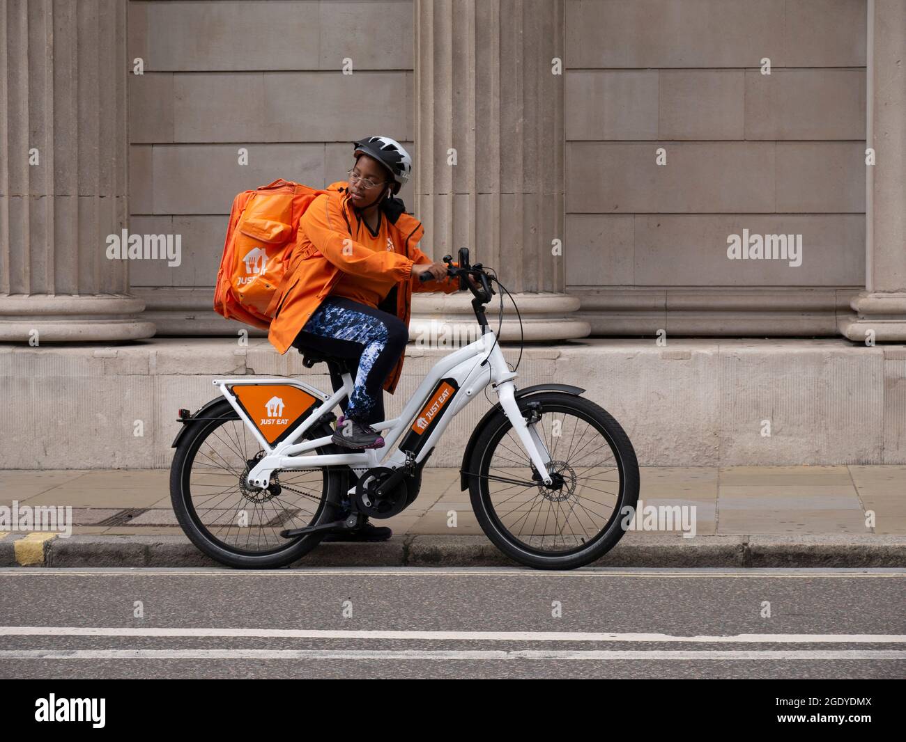 Mangi appena il corriere di consegna del ciclo su bici elettrica fuori della banca dell'Inghilterra Threadneedle Street Londra Foto Stock