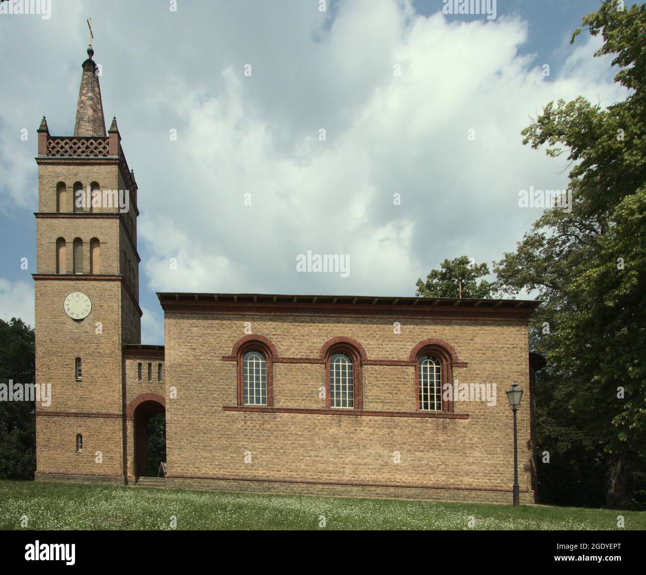 La chiesa di Petzow a Bramdenburg (Germania). La chiesa fu progettata dal famoso architetto prussiano Karl Friedrich Schinkel- Foto Stock