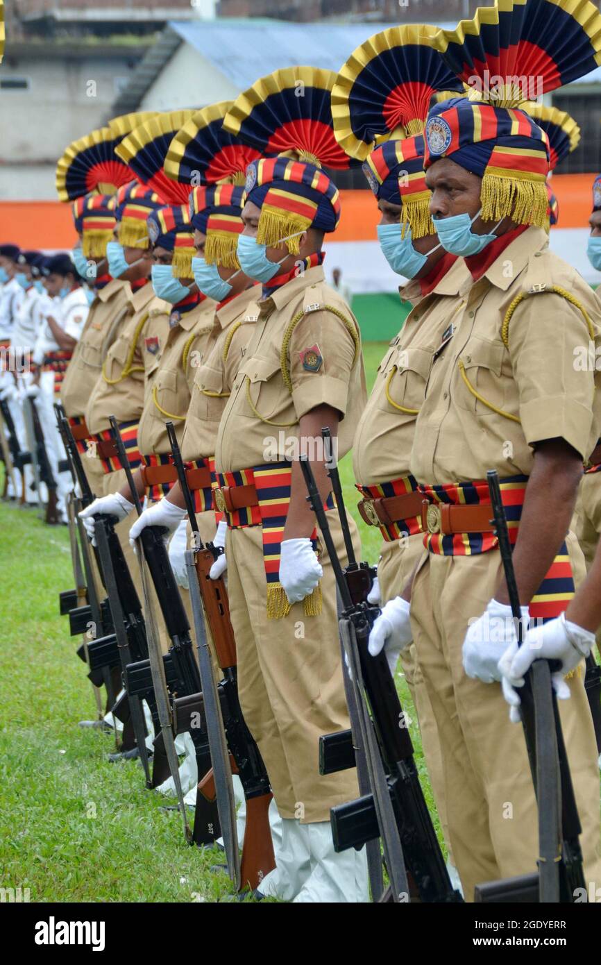 Non esclusivo: NAGAON, INDIA - AGOSTO 15: Un contingente di forze di polizia partecipa durante una parata militar per il primo ministro indiano Narendra modi Foto Stock