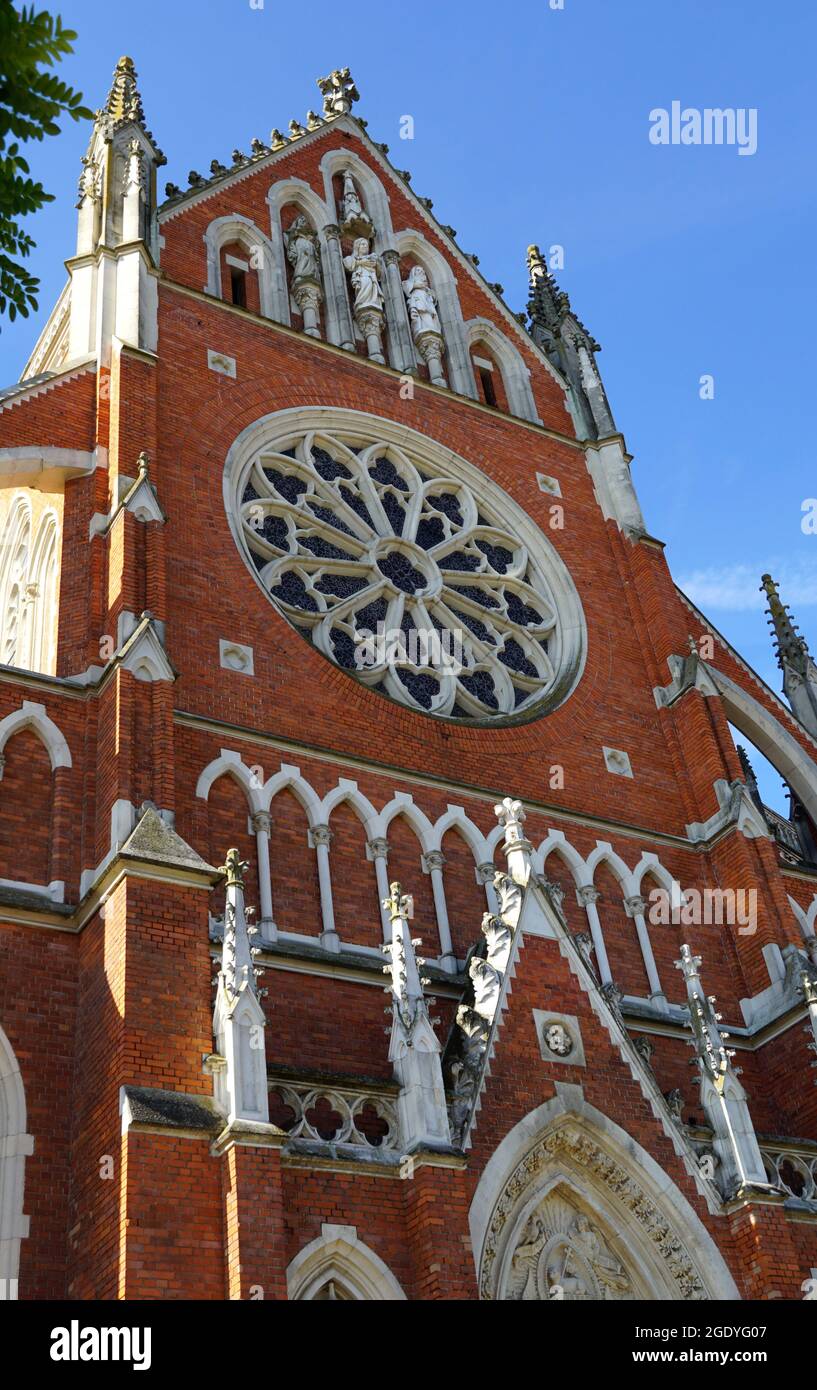 Mosaici architettonici e sculture in pietra sulla facciata della Concattedrale di San Pietro e Paolo in croato Osijek Foto Stock