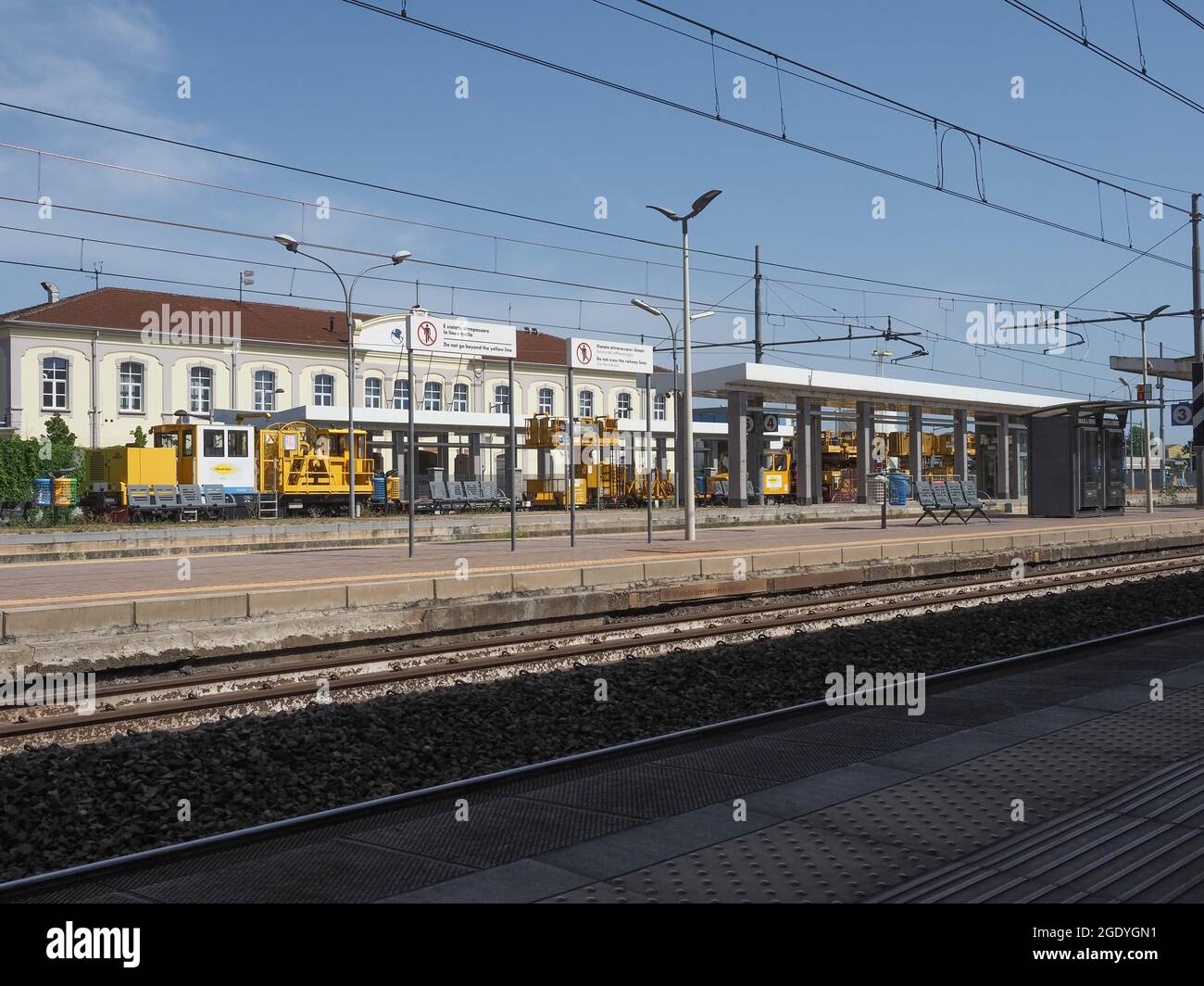 SETTIMO TORINESE, ITALIA - CIRCA AGOSTO 2021: Stazione ferroviaria di Settimo Torinese Foto Stock