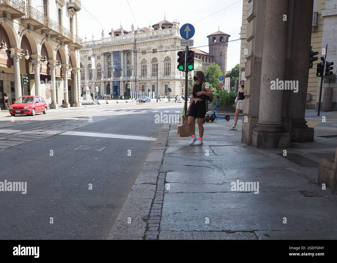 TORINO, ITALIA - CIRCA AGOSTO 2021: Persone in Piazza Castello Foto Stock
