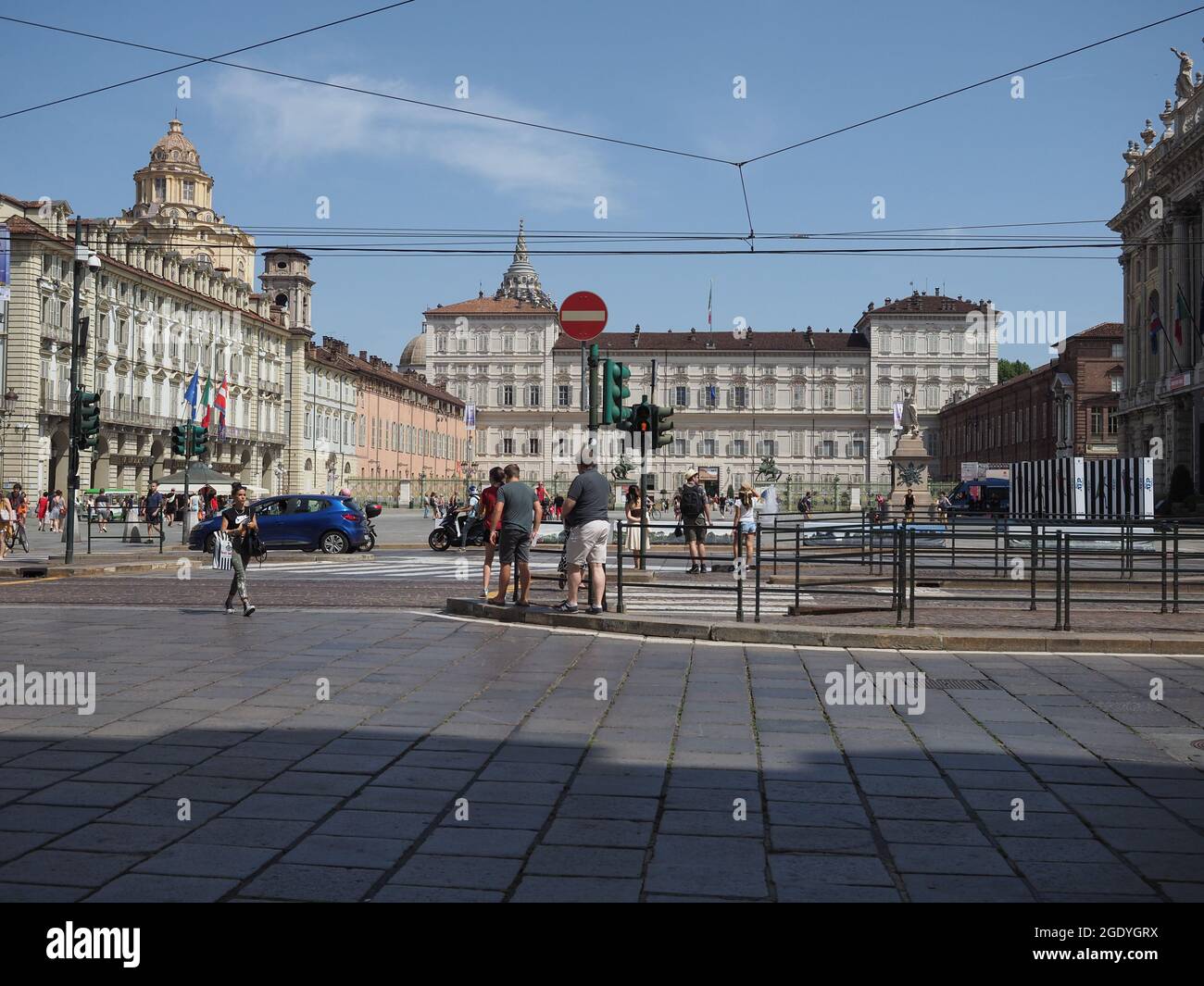 TORINO, ITALIA - CIRCA AGOSTO 2021: Persone in Piazza Castello Foto Stock