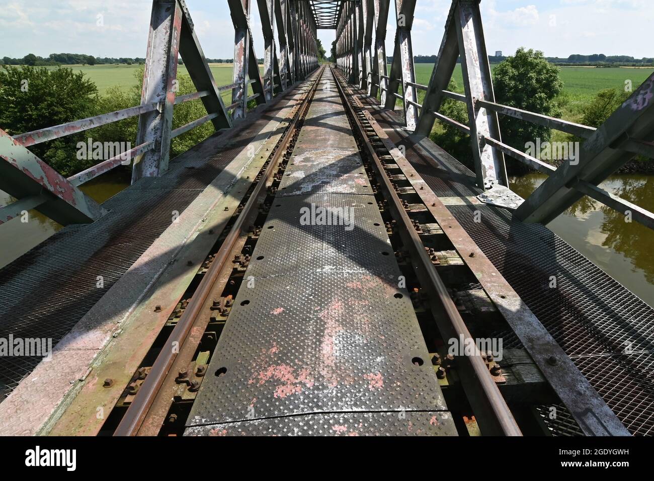 Ponte a capriata in acciaio immagini e fotografie stock ad alta ...
