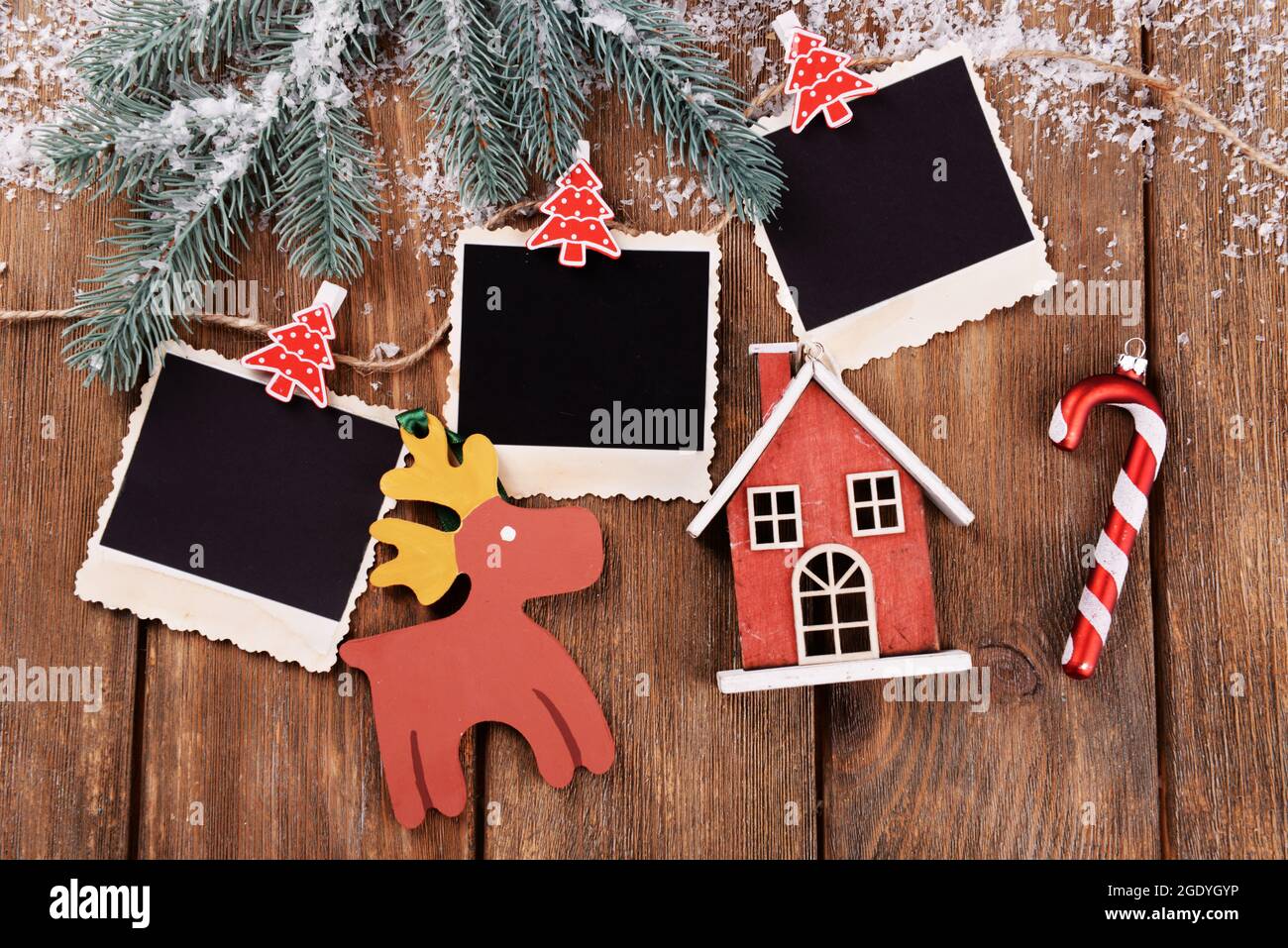 Blank Foto cornici e decorazioni di Natale con la neve abete sul tavolo di  legno sfondo Foto stock - Alamy