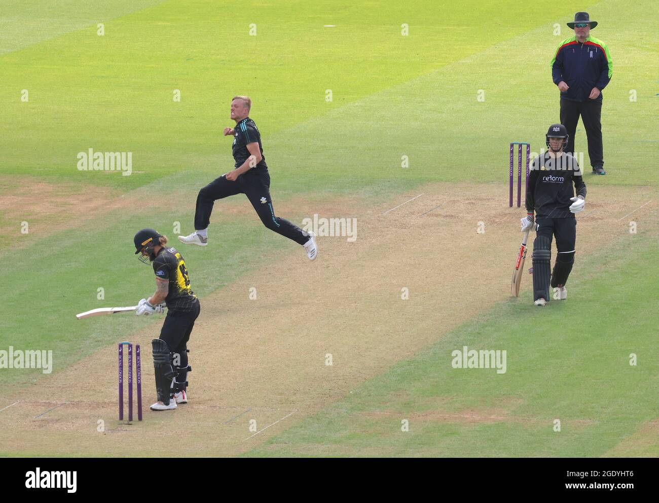 15 agosto 2021. Londra, Regno Unito. Matthew Dunn di Surrey incuce Chris Dent mentre Surrey prende il Gloucestershire nel quarto finale della Royal London One-Day Cup al Kia Oval. David Rowe/Alamy Live News Foto Stock