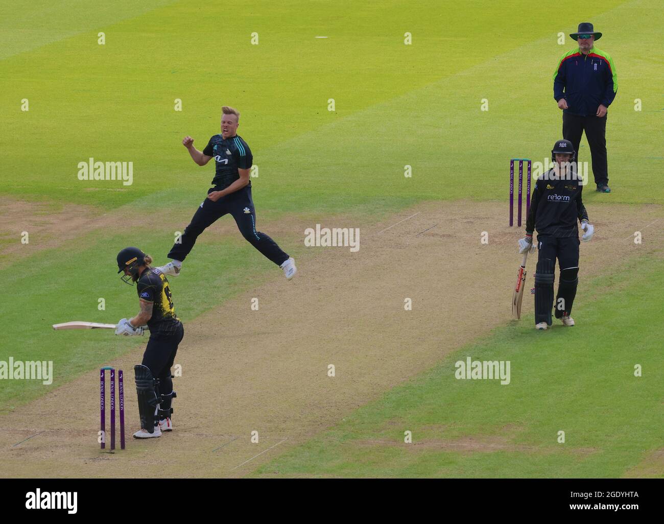 15 agosto 2021. Londra, Regno Unito. Matthew Dunn di Surrey incuce Chris Dent mentre Surrey prende il Gloucestershire nel quarto finale della Royal London One-Day Cup al Kia Oval. David Rowe/Alamy Live News Foto Stock