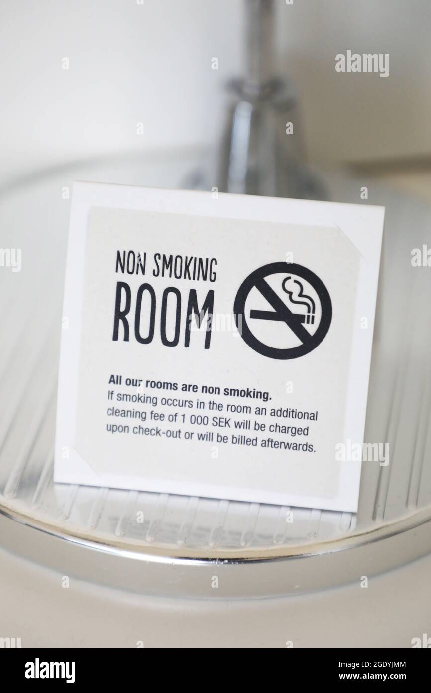 Cartelli per camere non fumatori in una camera d'hotel Foto stock - Alamy