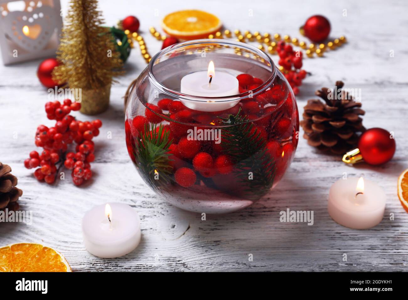 Candele galleggianti in acqua e decorazioni natalizie Foto stock - Alamy