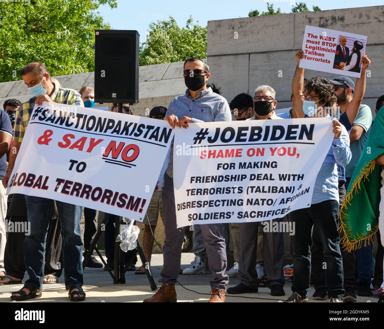 Membro della diaspora afgana con segno che incolpano il presidente degli Stati Uniti Biden per l'attuale situazione in Afghanistan al raduno della fine della guerra Foto Stock