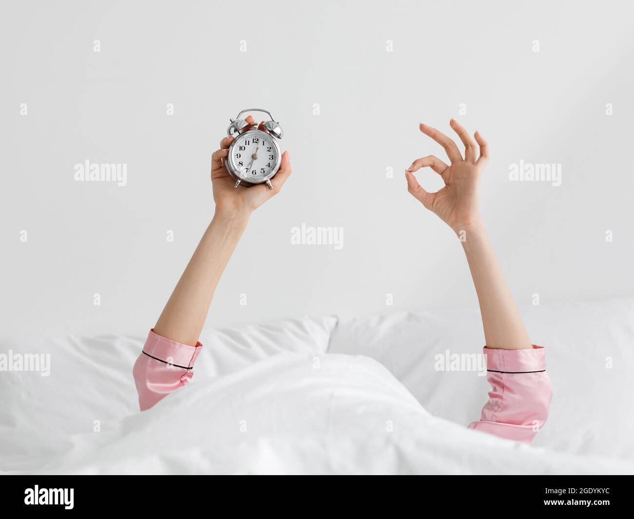 Sonno sano, svegliarsi in tempo, ottimo riposo, iniziare a lavorare e buon mattino Foto Stock