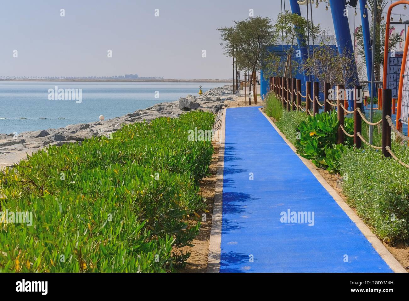 Pista lunga di corsa blu su terrapieno con speciale superficie ad alta tecnologia per camminare e fare jogging. Foto Stock