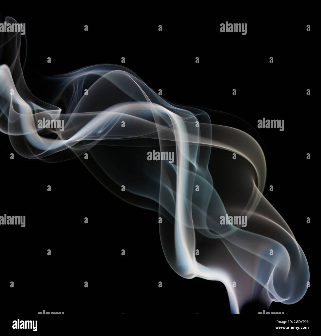 Fuma eleganti linee di colore trasparente su sfondo nero. Sfondo astratto Foto Stock