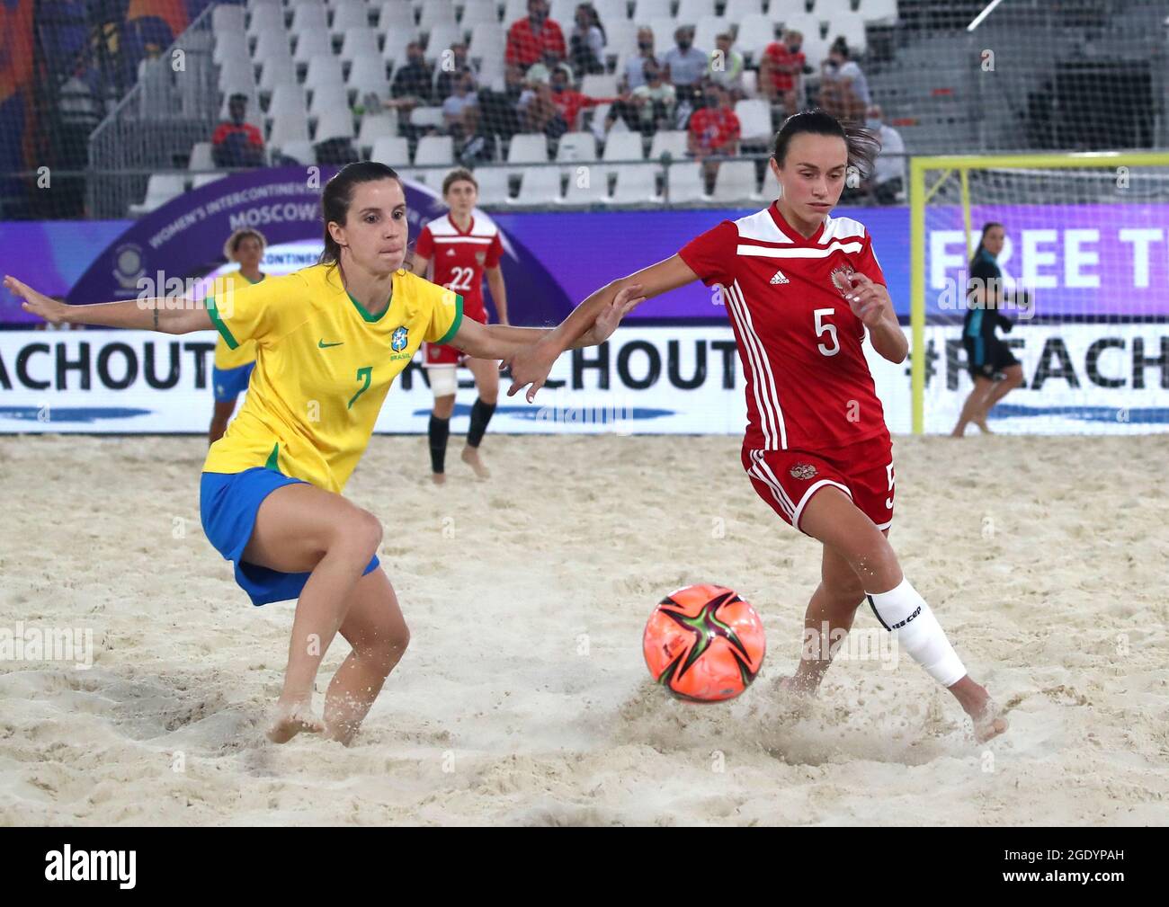 Mosca, Russia. 15 agosto 2021. Barbara Colodetti (L) del Brasile e Yana  Zubilova della Russia in una partita di calcio della Coppa Intercontinentale  di Beach 2021 femminile tra Russia e Brasile a