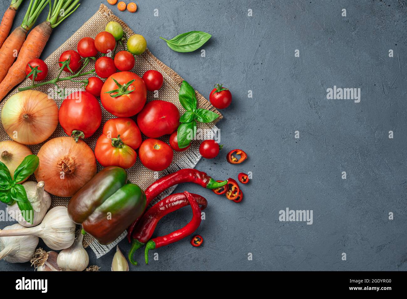 Un assortimento di verdure fresche su sfondo grigio-blu Foto Stock