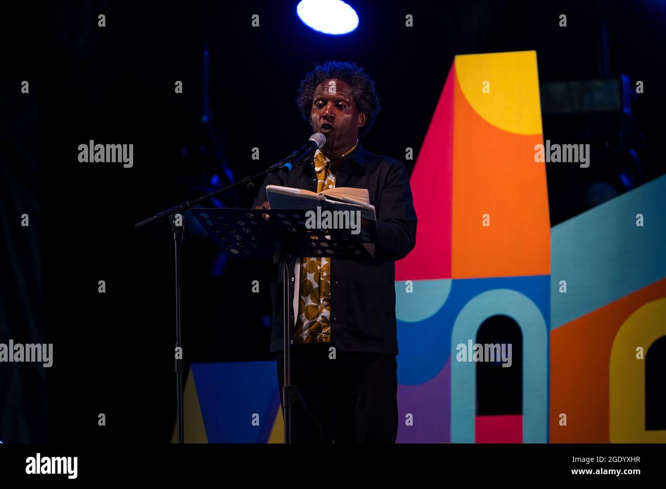 Il poeta Lemn Sissay legge dal suo libro "il mio nome è perché?" Al festival Fringe-by-the-Sea, North Berwick, Scozia, Regno Unito Foto Stock