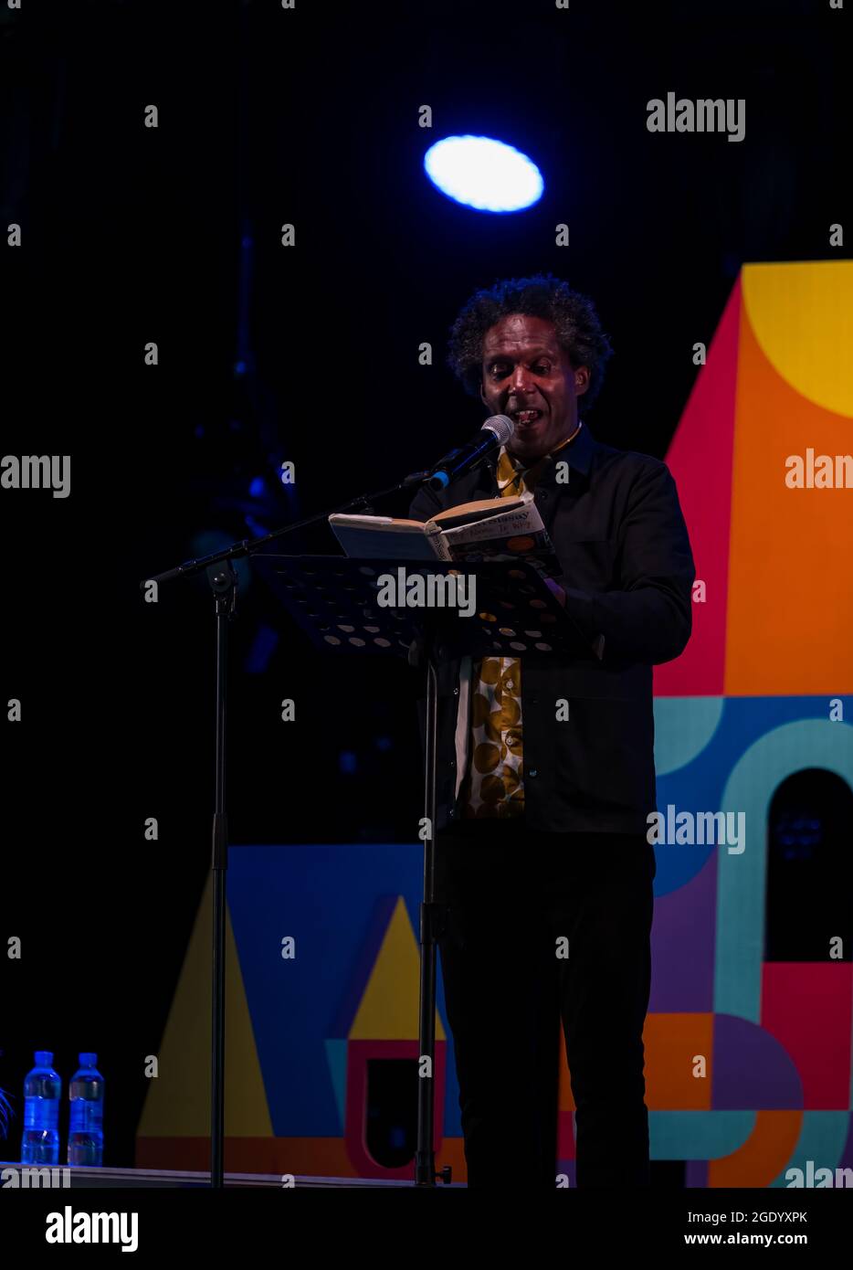 Il poeta Lemn Sissay legge dal suo libro "il mio nome è perché?" Al festival Fringe-by-the-Sea, North Berwick, Scozia, Regno Unito Foto Stock