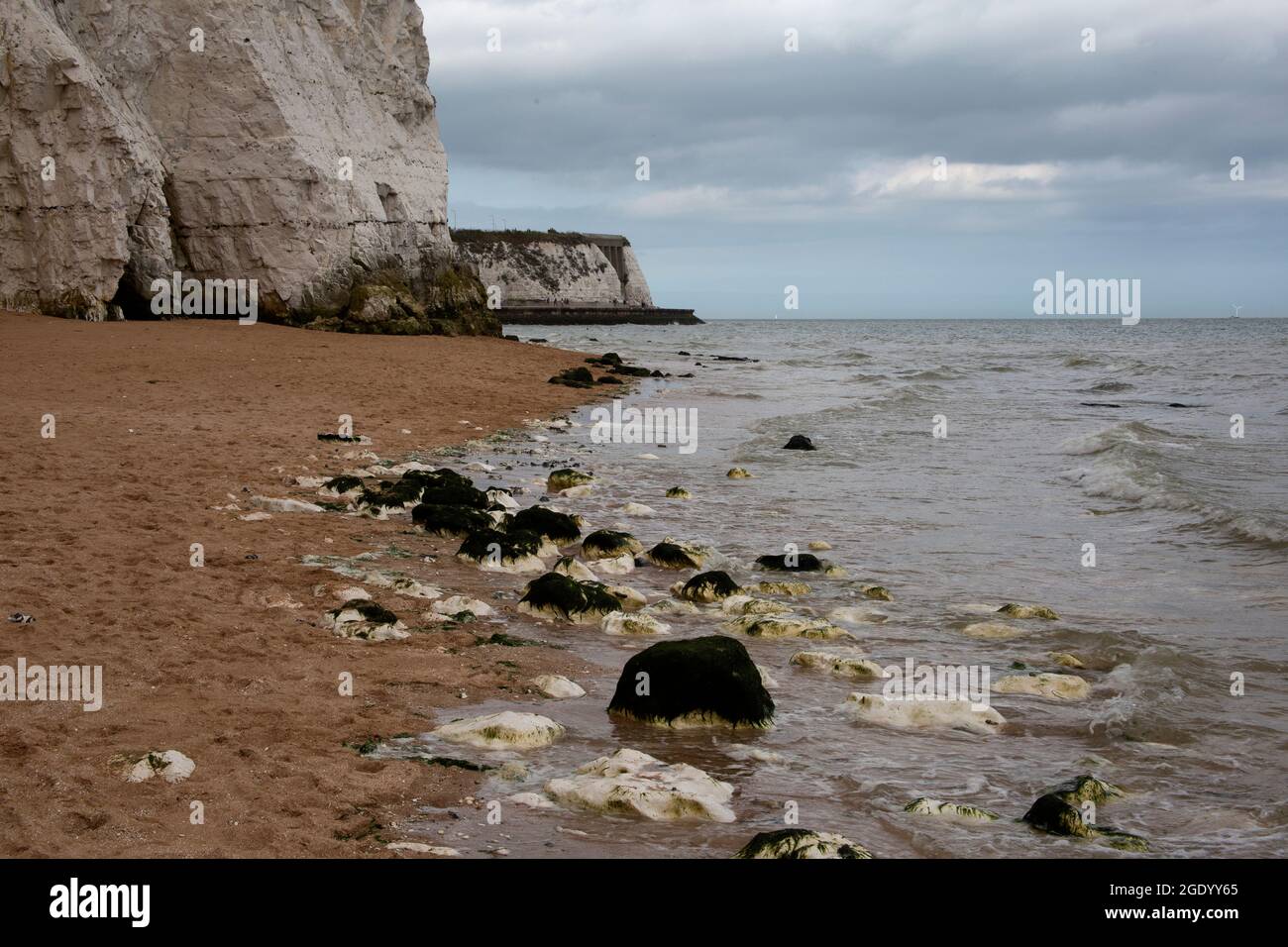 Dumpton Gap, la spiaggia a metà strada tra Ramsgate e Broadstairs con la marea in arrivo, Kent England UK Foto Stock