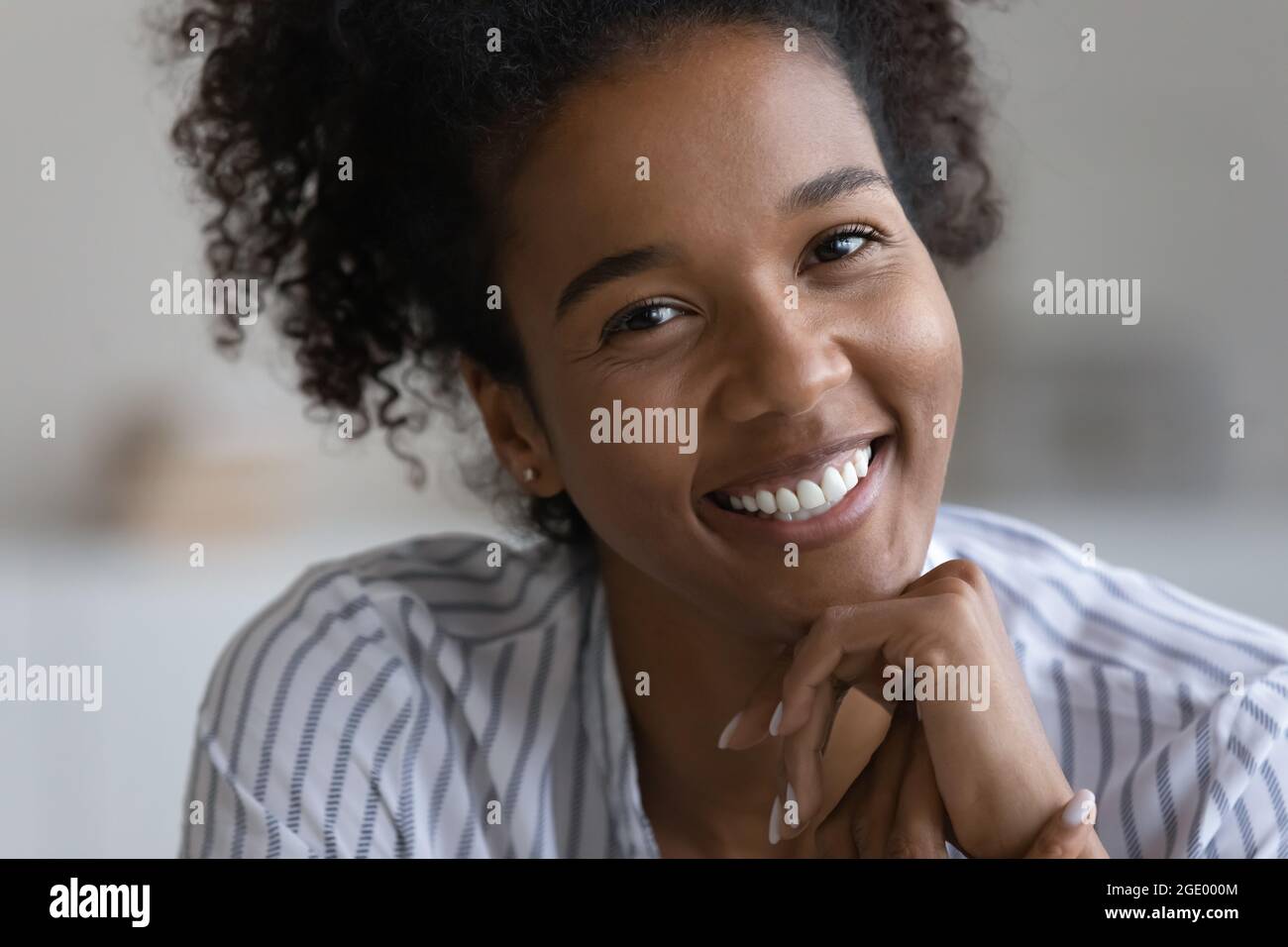 Ritratto di sorridente giovane afroamericana mostra denti Foto Stock