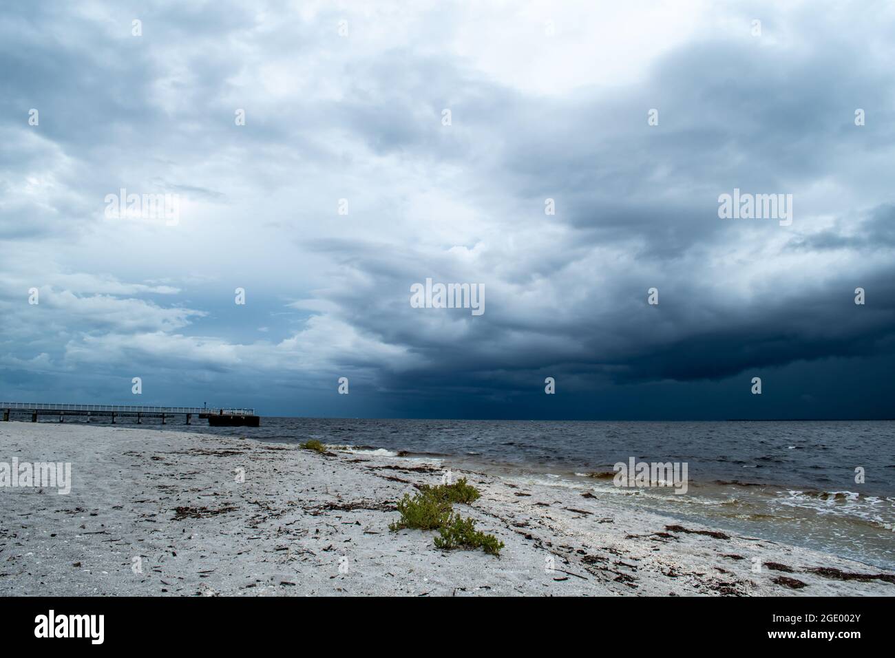 Port Boca Grande Faro e Museo sull'isola di Gasparilla come una tempesta tropicale con nuvole nere incombe al largo della costa nel Golfo del Messico Foto Stock