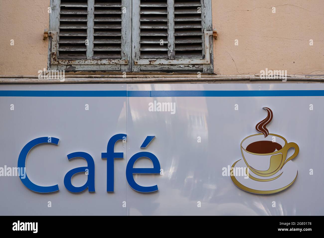Menton, Francia - 2 luglio 2020: Bar caffè in un vecchio edificio a Mentone Foto Stock