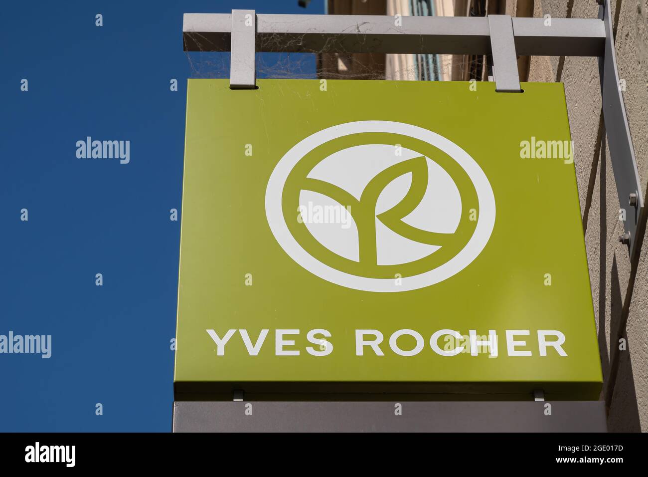 Menton, Francia - 2 luglio 2020: Yves Rocher è un marchio mondiale di cosmetici e bellezza Foto Stock