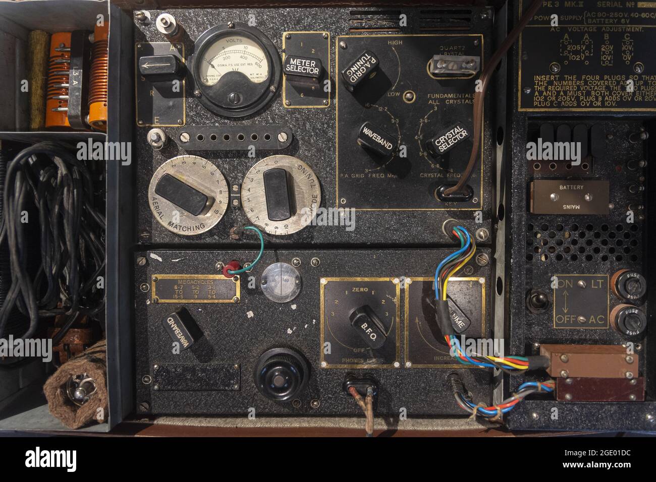 PARIGI, FRANCIA - 24 marzo 2020: Un primo piano di un'apparecchiatura radio della seconda guerra mondiale Foto Stock