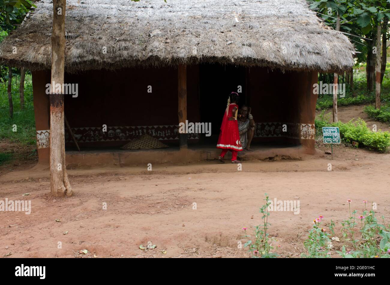 Una replica della casa di paglia del villaggio tribale in Odisha. Foto Stock