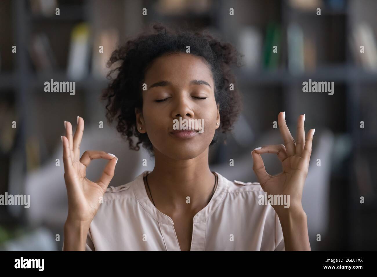Calma donna afroamericana meditate respirare aria fresca Foto Stock