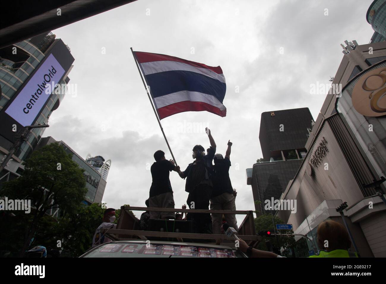 Bangkok, Thailandia. 01 gennaio 2000. Un protestore che sventolava una bandiera della Thailandia in cima a un'auto durante gli scontri. I manifestanti thailandesi anti-governativi si sono scontrati con la polizia come hanno dimostrato contro l'incapacità del governo di gestire i focolai di coronavirus. (Foto di Adisorn Chabsungnoen/SOPA Images/Sipa USA) Credit: Sipa USA/Alamy Live News Foto Stock