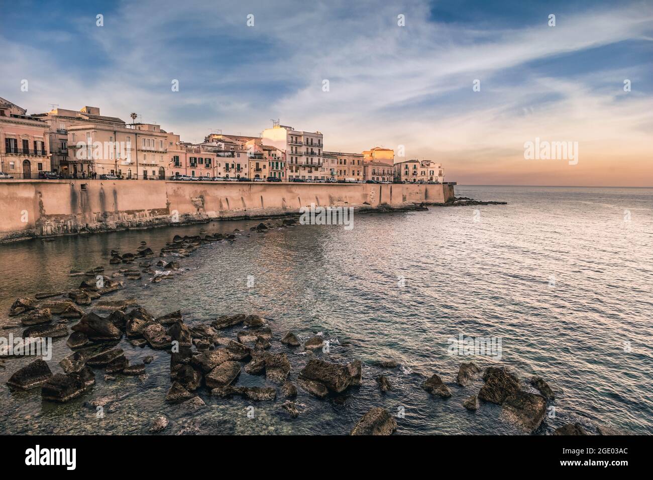 Tramonto lungomare d'Ortiga, Siracusa Sicilia Italia Foto Stock