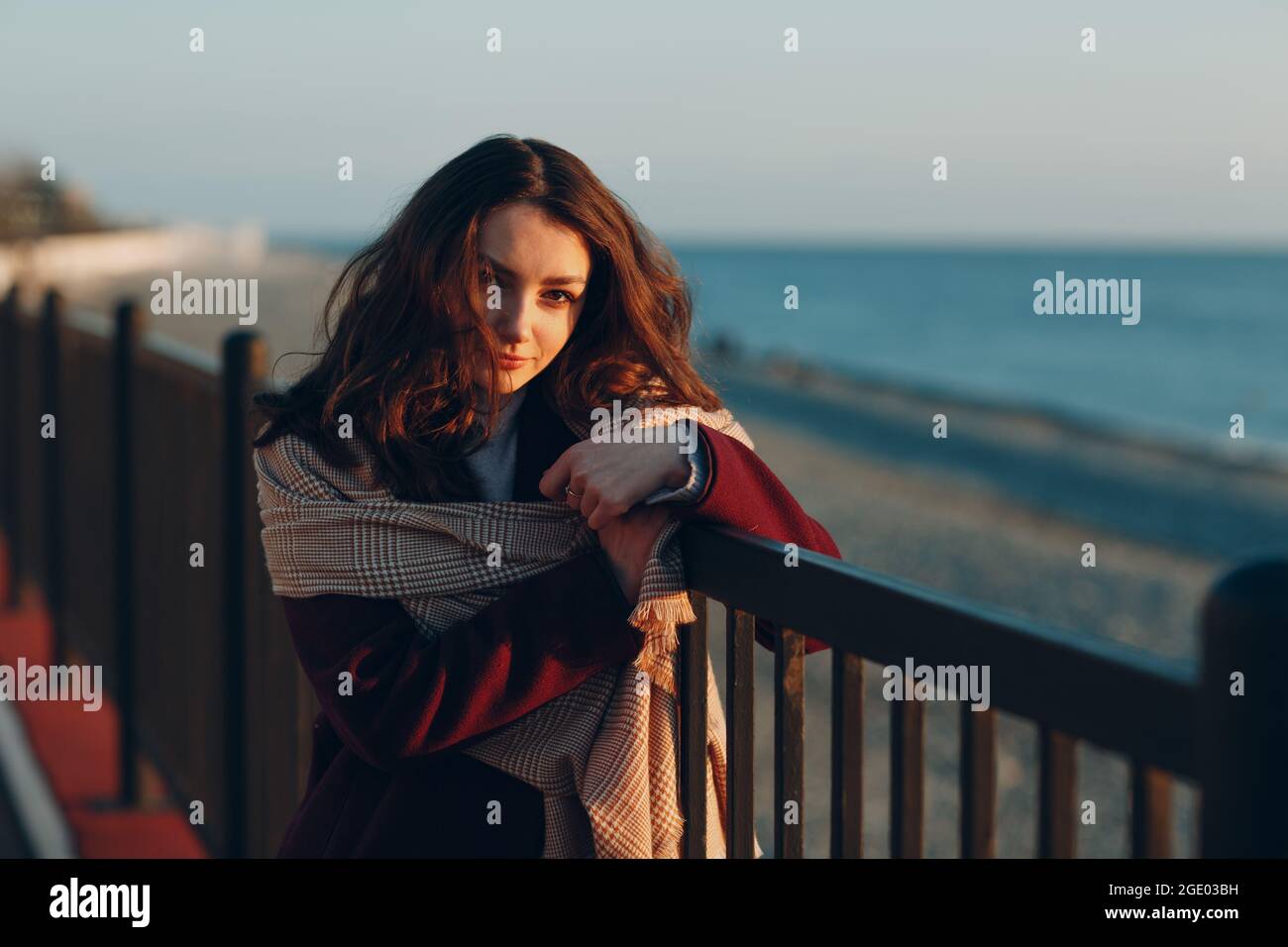 Giovane donna in camice a costa all'aperto Foto Stock