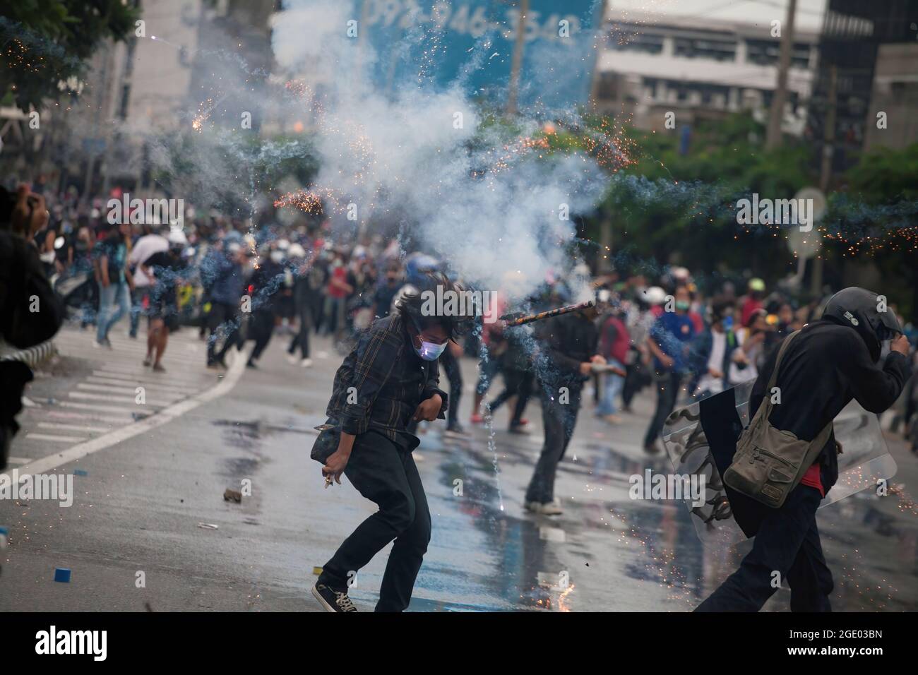 Bangkok, Thailandia. 01 gennaio 2000. Manifestanti in esecuzione per la copertura durante gli scontri. I manifestanti thailandesi anti-governativi si sono scontrati con la polizia come hanno dimostrato contro l'incapacità del governo di gestire i focolai di coronavirus. Credit: SOPA Images Limited/Alamy Live News Foto Stock