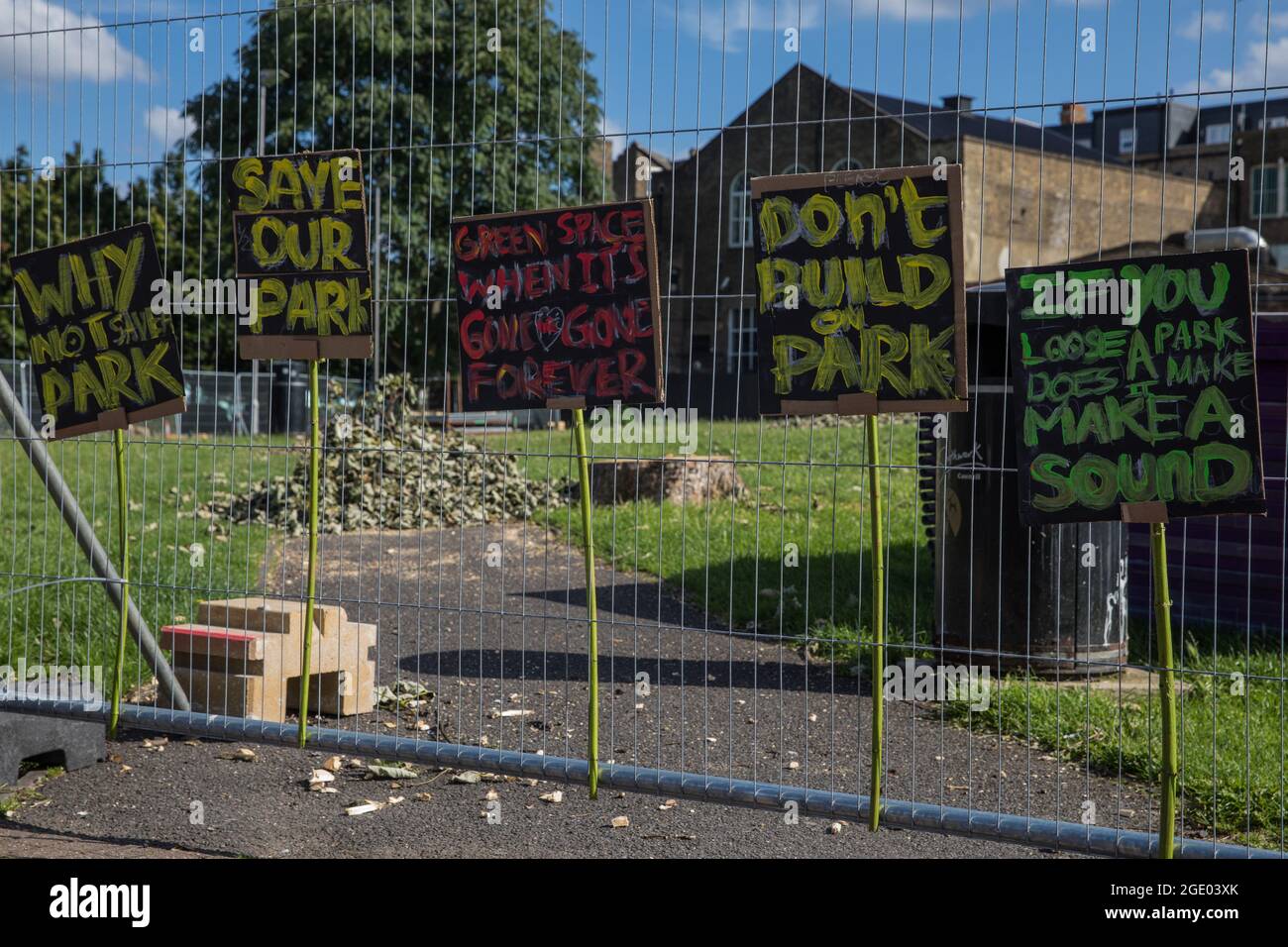 Londra, Regno Unito. 14 agosto 2021. I segni che contestano i piani del Southwark Council di sviluppare Peckham Green come abitazione pubblica sono esposti sulla recinzione intorno al sito. Il Peckham Green è un parco pubblico di 1.4 ettari situato nei pressi di Peckham High Street, una delle strade più inquinate di Londra, in un quartiere che si classifica al quinto posto a Londra e all'ottavo posto nel Regno Unito per un facile accesso allo spazio verde, E i residenti e gli attivisti locali hanno protestato per non essere stati consultati dal Southwark Council in relazione ai suoi piani. Credit: Mark Kerrison/Alamy Live News Foto Stock