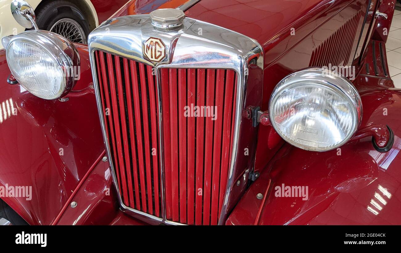 Bordeaux , Aquitaine Francia - 12 15 2020 : MG un marchio del produttore sportivo e badge di testo del segno su un'auto inglese d'epoca Foto Stock