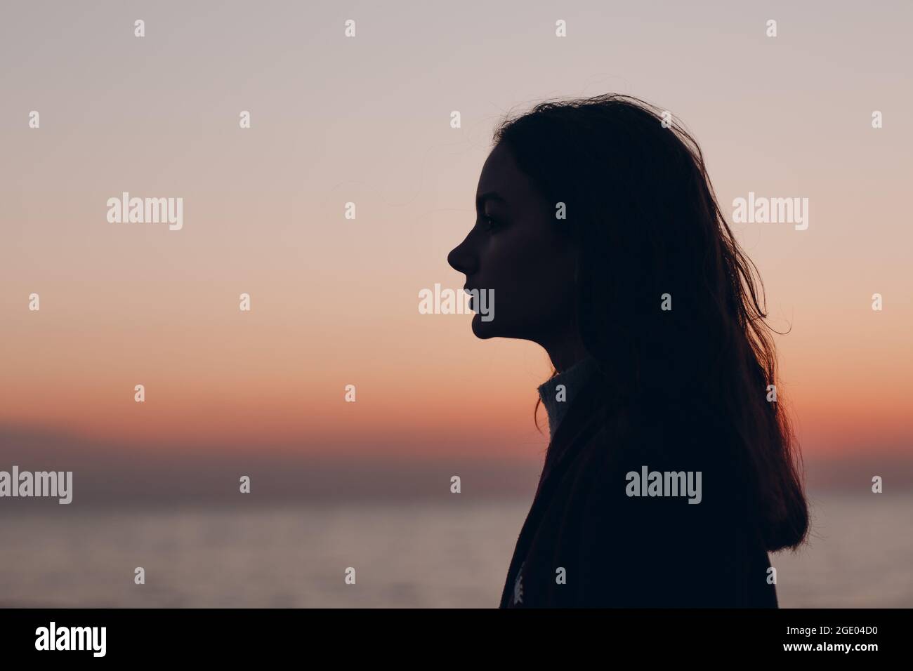 Giovane bella donna profilo profilo ritratto al tramonto Foto Stock