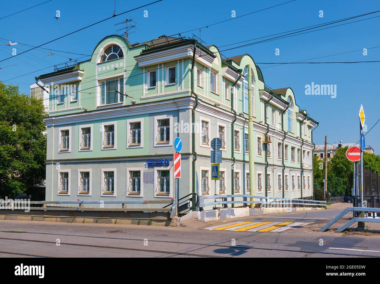 Un vecchio edificio non residenziale costruito nel 1917, un dipartimento specializzato di lavori sotterranei: Mosca, Russia - 09 agosto 2021 Foto Stock