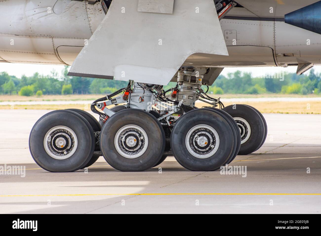 Due attrezzi di atterraggio principali con pneumatici, vista sotto la fusoliera dell'aeromobile Foto Stock