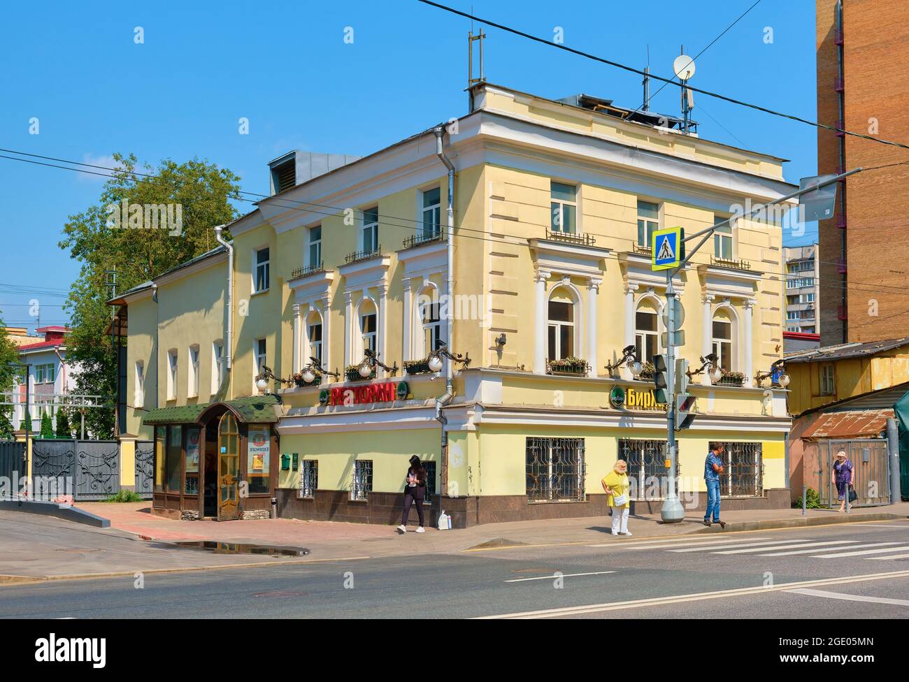 Bakuninskaya Street, vista di una vecchia casa a tre piani costruita nel 1917: Mosca, Russia - 09 agosto, 2021 Foto Stock