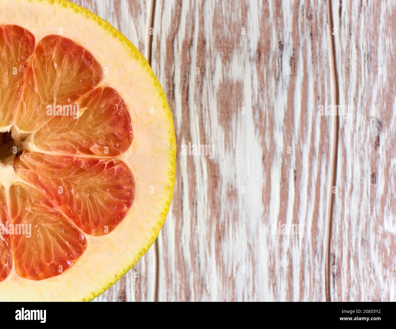 Pompelmo rosso su fondo di legno con spazio per la copia Foto Stock