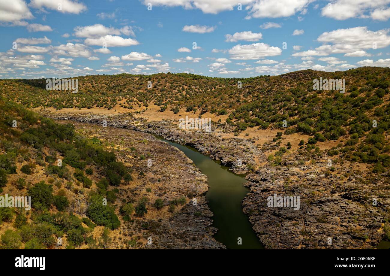 Cascata do Puno do Lobo in Portogallo, Algarve, vicino a Mertola città, cascata sul fiume Guadiana, bellissimo paesaggio, foto aerea. Foto Stock