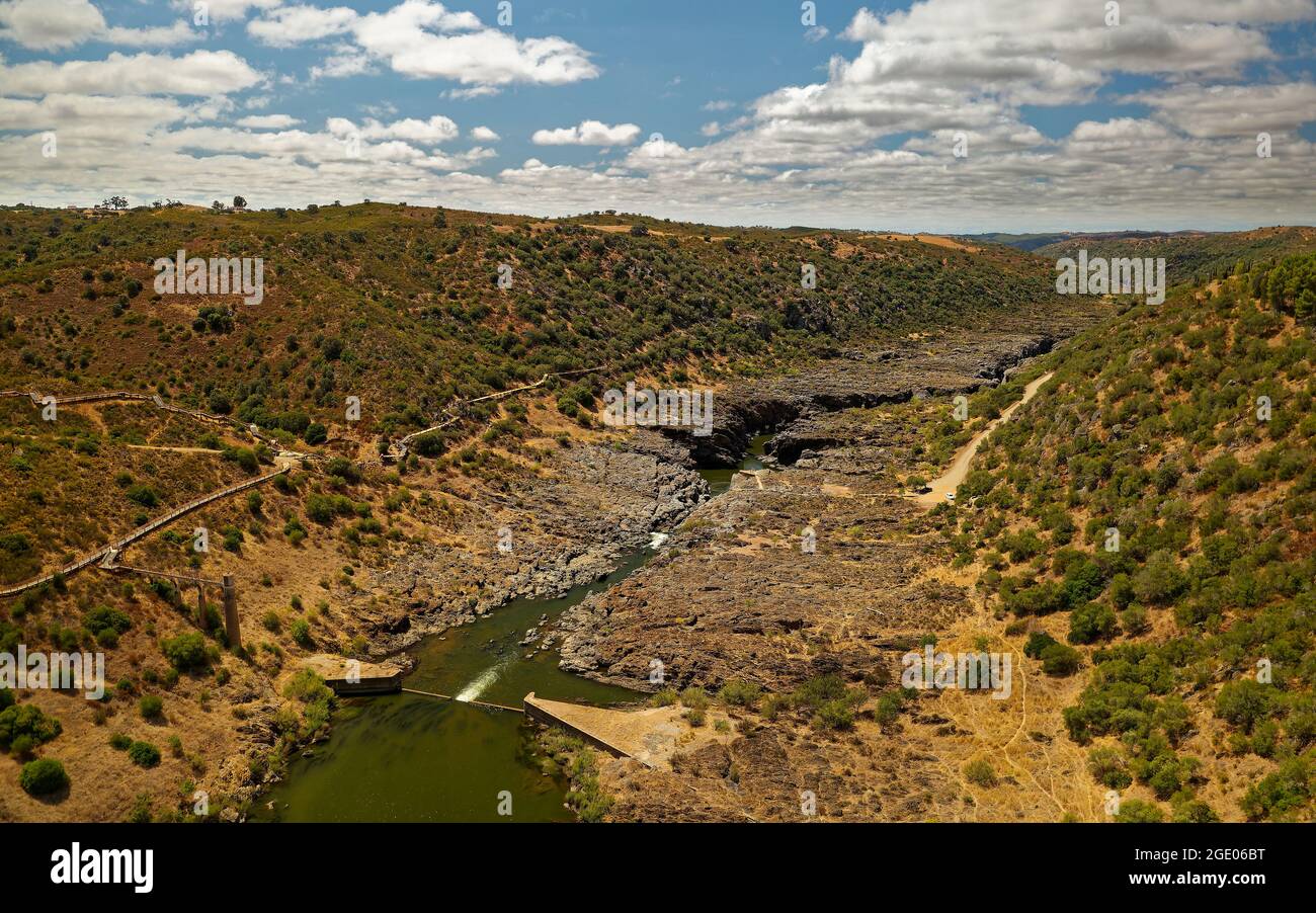 Cascata do Puno do Lobo in Portogallo, Algarve, vicino a Mertola città, cascata sul fiume Guadiana, bellissimo paesaggio, foto aerea. Foto Stock