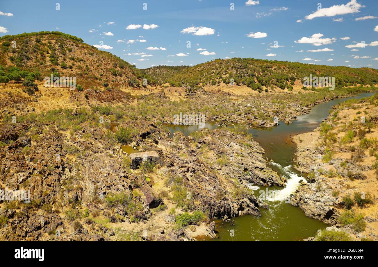 Moinho do Escalda è un mulino ad acqua storico in Portogallo, vicino a Ribeira de Terges, vicino a Mertola, sul fiume Guadiana, bellissimo paesaggio, aeria Foto Stock