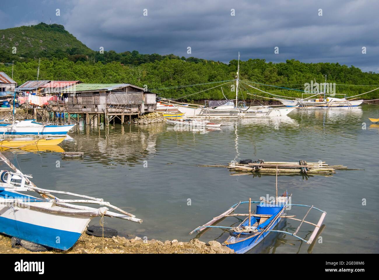 Case fluviali e barche da pesca, vicino a Tagbilaran City, Bohol, Visayas, Filippine Foto Stock